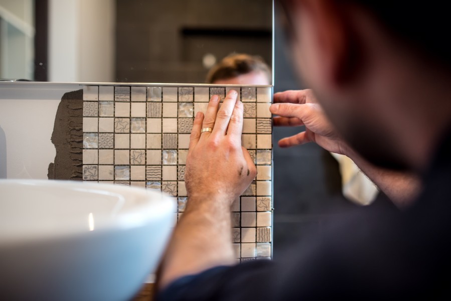 Comment poser de la mosaïque dans la salle de bain ?